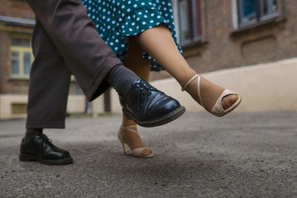 people-dancing-together-side-view